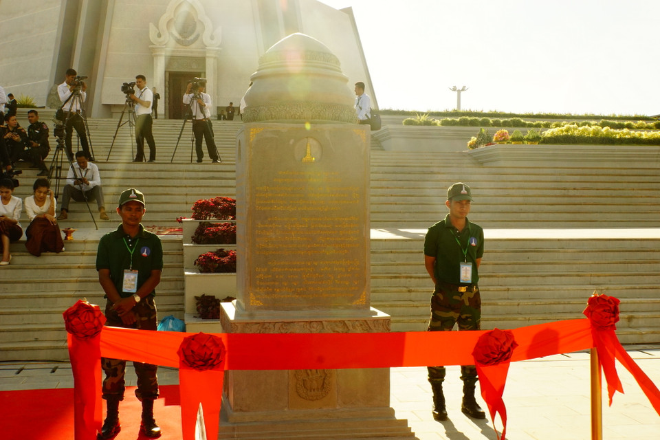 Hàng chục nghìn người dân cùng đại diện các quân binh chủng thuộc Quân đội Hoàng gia Campuchia đã tham dự buổi lễ. (Ảnh: Trần Ngọc Long/Vietnam+)