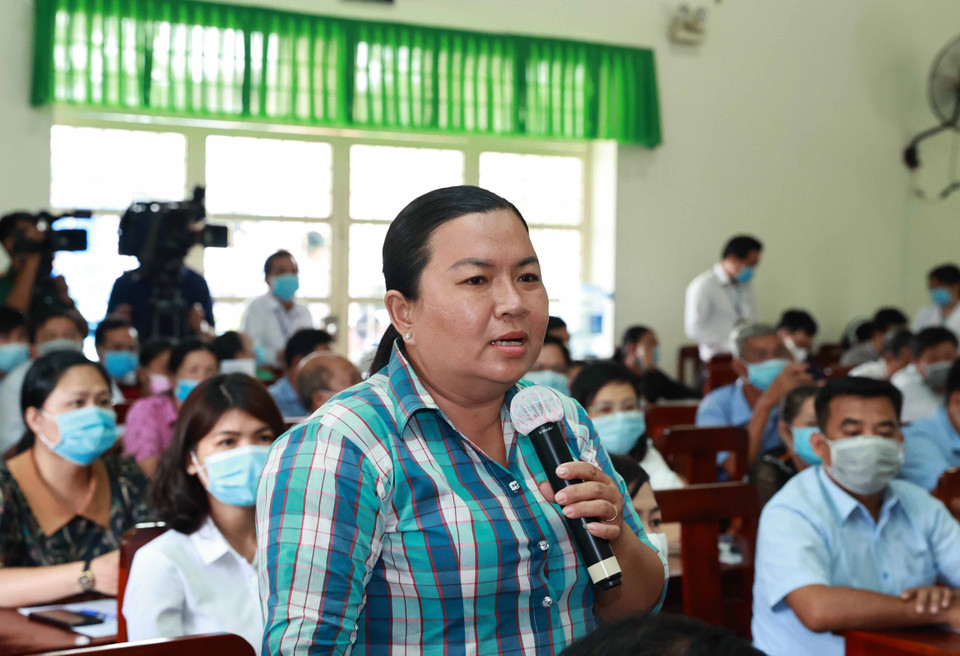 Cử tri Phạm Thị Ngọc Dung, xã Bình Mỹ, huyện Củ Chi đặt câu hỏi đối với các ứng cử viên đại biểu Quốc hội tại buổi tiếp xúc cử tri ngày 9/5. (Ảnh: Thống Nhất/TTXVN)