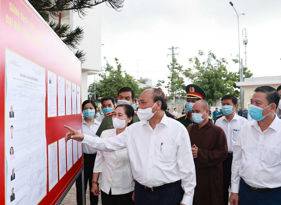 Chủ tịch nước Nguyễn Xuân Phúc xem danh sách các ứng cử viên đại biểu Quốc hội được niêm yết tại xã Trung Chánh, huyện Hóc Môn ngày 10/5. (Ảnh: Thống Nhất/TTXVN)