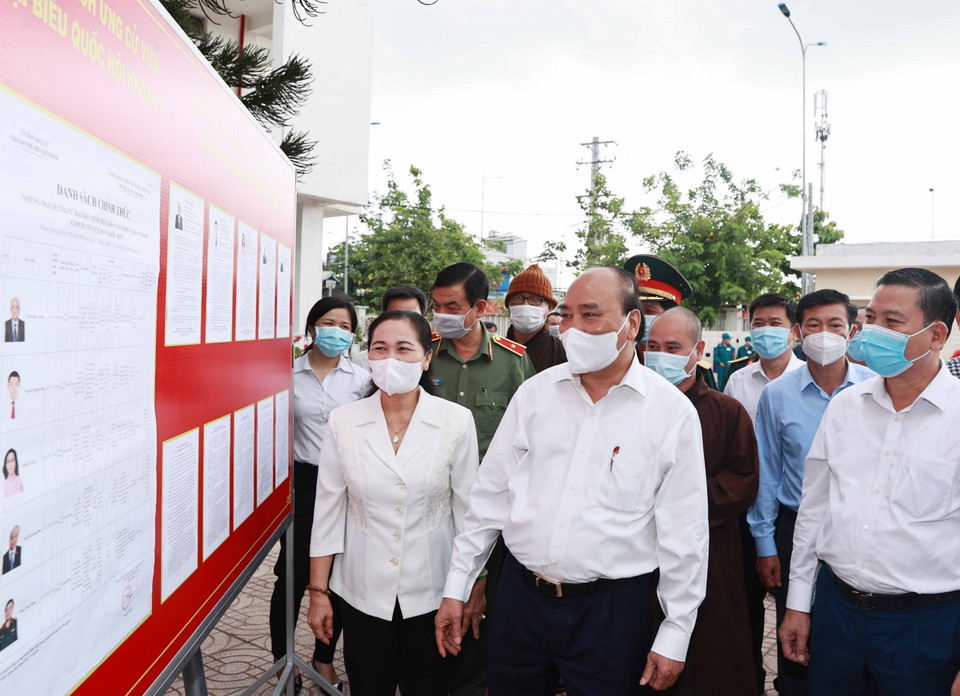 Chủ tịch nước Nguyễn Xuân Phúc xem danh sách các ứng cử viên đại biểu Quốc hội được niêm yết tại xã Trung Chánh, huyện Hóc Môn ngày 10/5. (Ảnh: Thống Nhất/TTXVN)