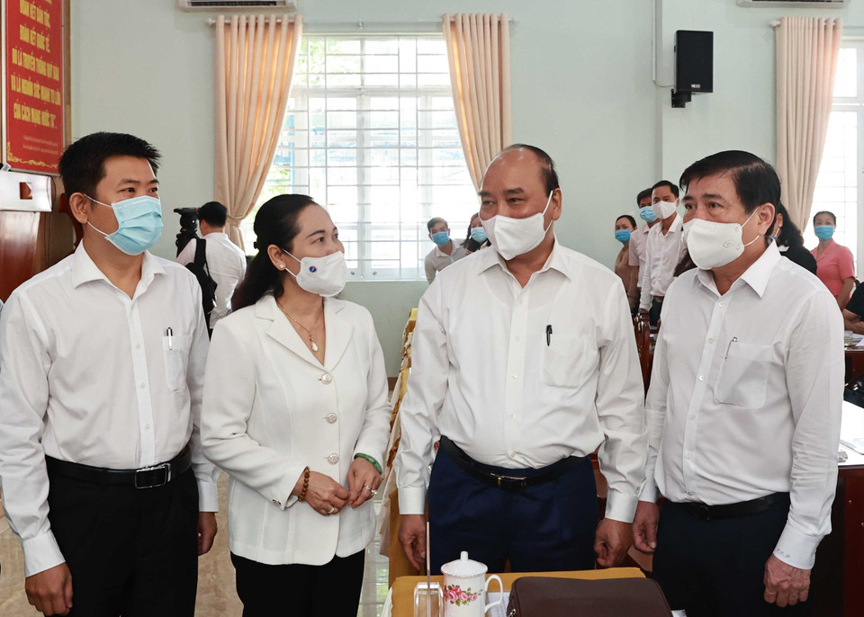 Chủ tịch nước Nguyễn Xuân Phúc tiếp xúc cử tri xã Đức Nhuận, Phạm Văn Cội và Phú Hòa Đông, huyện Củ Chi ngày 9/5. (Ảnh: Thống Nhất/TTXVN)