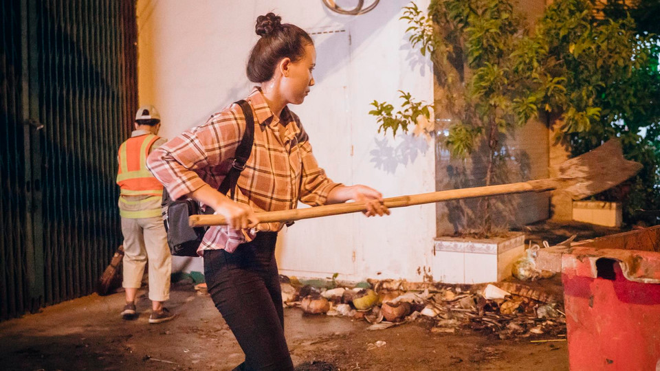 Qua những hình ảnh lấm lem không màng khó khăn đó, các thí sinh truyền đi thông điệp về ý thức bảo vệ môi trường, góp phần giảm vất vả cho những công nhân vệ sinh và làm xanh, sạch cuộc sống của chính mình. (Ảnh: BTC)