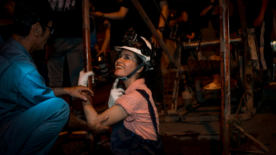 Trong Dự án Nhân ái này, các thí sinh sẽ tìm hiểu công việc mưu sinh hàng ngày của các công nhân vệ sinh môi trường, đồng thời sẽ có cái nhìn thấu hiểu hơn những mảnh đời còn khó khăn và lan truyền câu chuyện nhân văn tốt đẹp. (Ảnh: BTC)