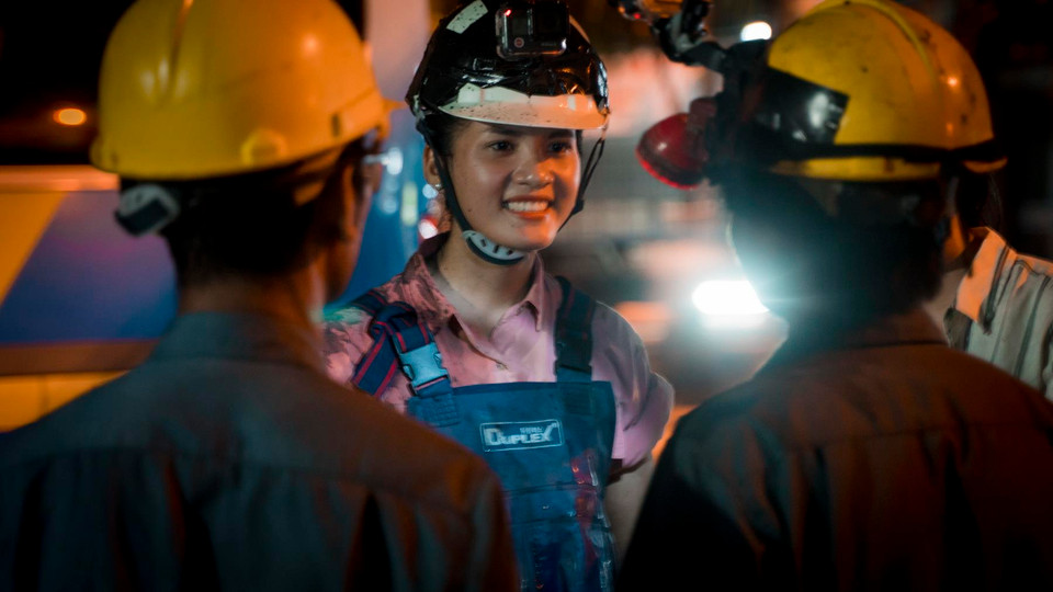 Trong tập 2 của chương trình Người đẹp nhân ái, các thí sinh sẽ trải nghiệm thực tế công việc vệ sinh môi trường. Mỗi thí sinh sẽ hóa thân vào những vị trí khác nhau để cảm nhận chân thực nhất công việc này. (Ảnh: BTC)