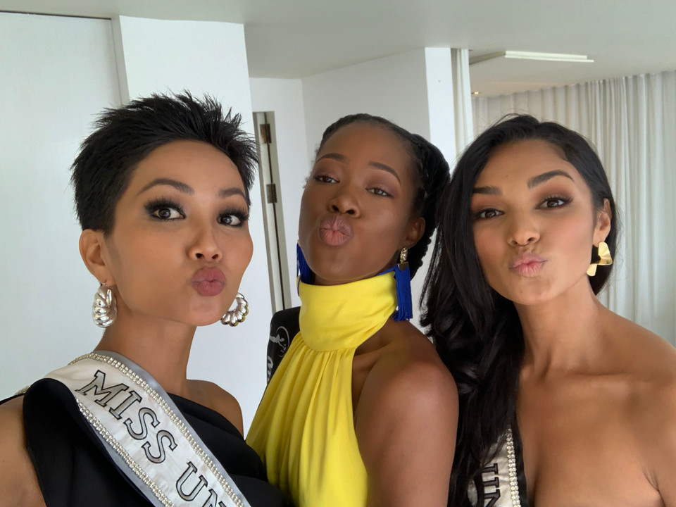 H’Hen Niê tiết lộ, cô mang theo 12 chiếc vali hành lý với gần 80 bộ trang phục bao gồm các loại trang phục, phụ kiện, đồ dùng cá nhân, thực phẩm… để đáp ứng thuận lợi các yêu cầu và hoạt động tại Miss Universe. (Ảnh: NVCC)