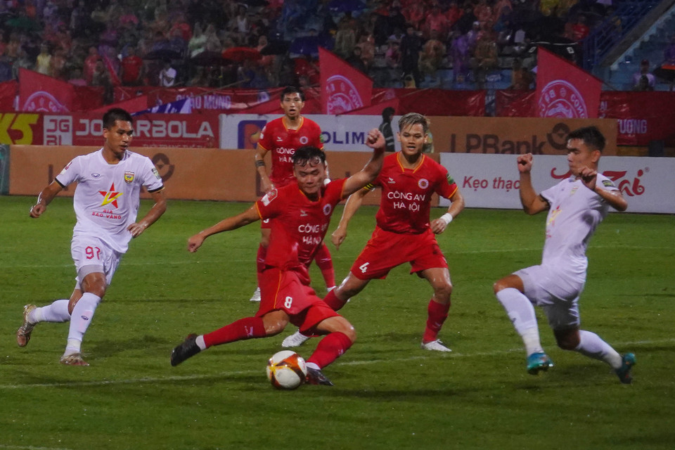 Sức ép từ đội chủ nhà khiến thủ môn Quang Tuấn bên phía Hồng Lĩnh Hà Tĩnh mắc sai lầm dẫn đến bàn thua thứ hai. (Ảnh: Việt Anh/Vietnam+)