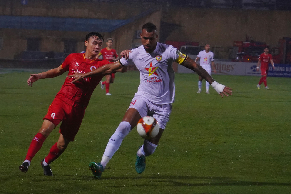 Phút 85, Hồng Lĩnh Hà Tĩnh có bàn danh dự. Người lập công là trung vệ Janclesio. (Ảnh: Việt Anh/Vietnam+)