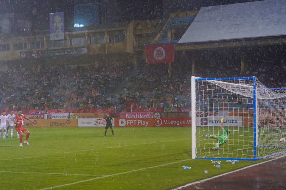 Phút bù giờ cuối cùng của hiệp 1, tiền đạo John Cley thực hiện thành công quả phạt đền đưa Công an Hà Nội vượt lên dẫn trước. (Ảnh: Việt Anh/Vietnam+)
