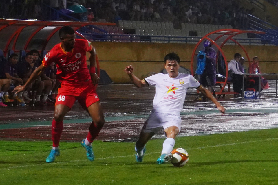 Đến phút bù giờ thứ 3, nỗ lực đưa bóng vào của Xuân Toàn giúp Diallo đưa bóng vào gôn trống, rút ngắn tỷ số xuống còn 2-4 cho Hồng Lĩnh Hà Tĩnh. (Ảnh: Việt Anh/Vietnam+)