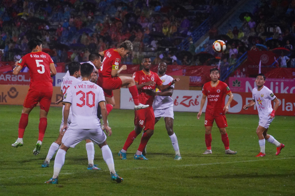 Tình huống không chiến dẫn đến bàn thắng thứ ba cho đội chủ nhà Công an Hà Nội. (Ảnh: Việt Anh/Vietnam+)