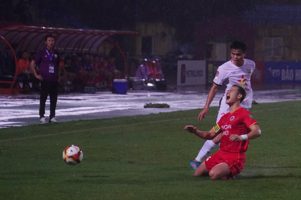 Trời mưa khiến các cầu thủ hai đội liên tục gặp khó khăn trong di chuyển. (Ảnh: Việt Anh/Vietnam+)