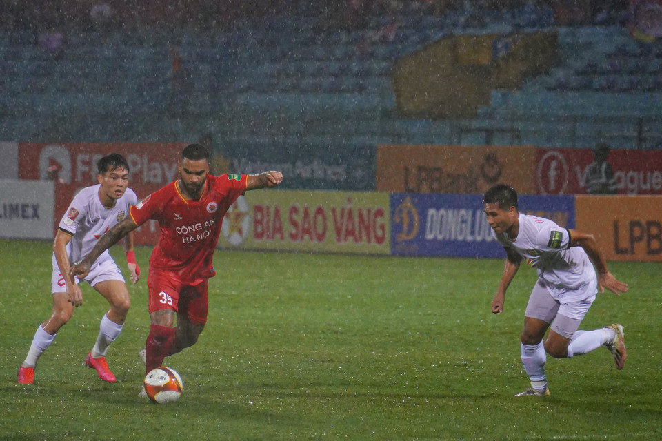 Phút 72, Jhon Cley tung cú sút quyết đoán nâng tỷ số lên 4-0 cho đội chủ nhà. (Ảnh: Việt Anh/Vietnam+)