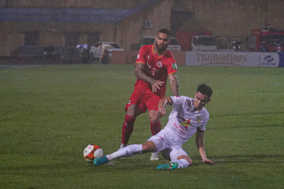 Sau bàn thua, Hồng Lĩnh Hà Tĩnh dâng cao đội hình để tìm kiếm bàn gỡ. (Ảnh: Việt Anh/Vietnam+)