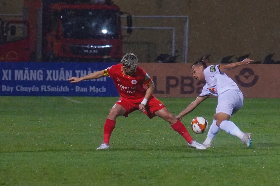 Bị dẫn trước hai bàn, các cầu thủ Hồng Lĩnh Hà Tĩnh dâng cao đội hình, để lộ ra những khoảng trống để Công an Hà Nội tổ chức phản công. (Ảnh: Việt Anh/Vietnam+)