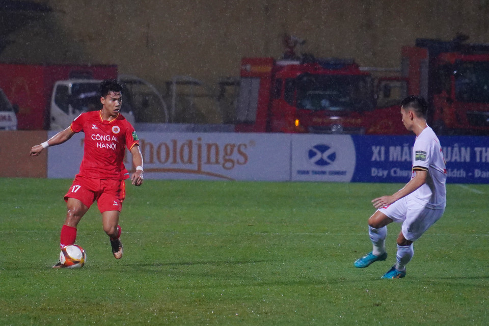 Với lợi thế sân nhà, Câu lạc bộ Công an Hà Nội tràn lên tấn công ngay sau tiếng còi khai cuộc. (Ảnh: Việt Anh/Vietnam+)