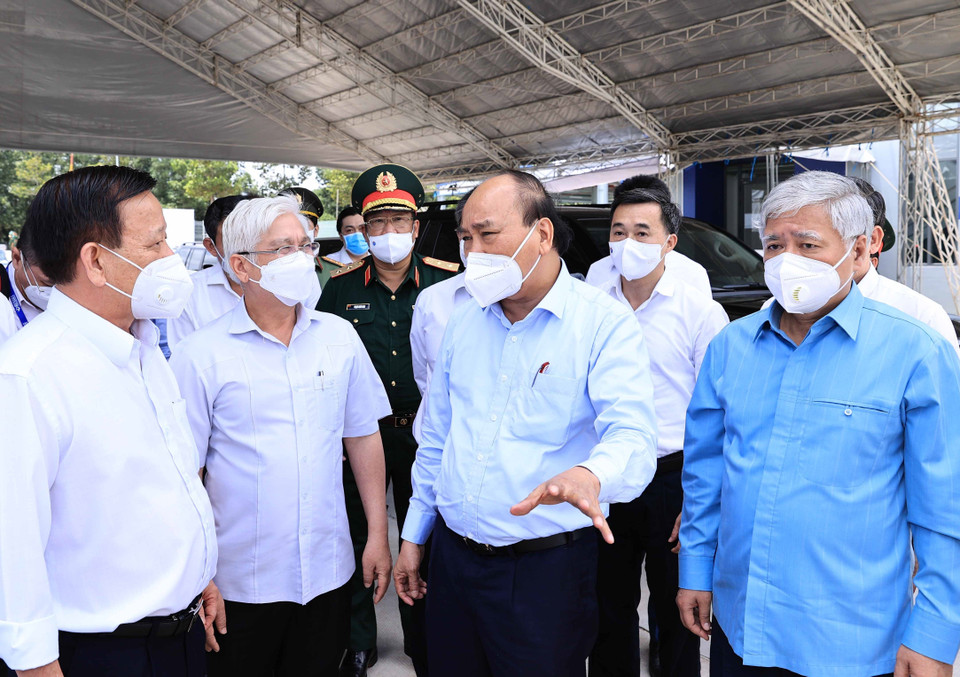 Chủ tịch nước Nguyễn Xuân Phúc động viên đội ngũ cán bộ, nhân viên y tế. (Ảnh: Thống Nhất/TTXVN)