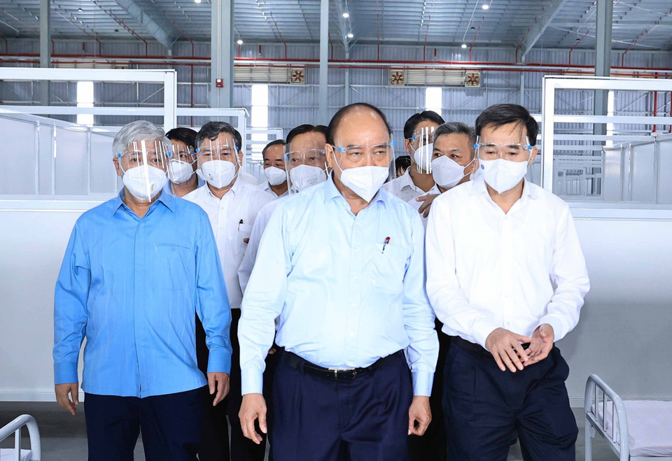 Chủ tịch nước Nguyễn Xuân Phúc đến thăm Bệnh viện dã chiến tỉnh Bình Dương điều trị bệnh nhân COVID-19. (Ảnh: Thống Nhất/TTXVN)