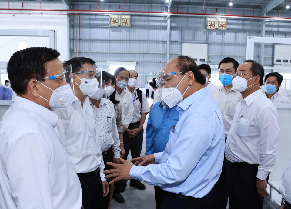 Chủ tịch nước Nguyễn Xuân Phúc thăm hỏi, động viên đội ngũ cán bộ, nhân viên y tế. (Ảnh: Thống Nhất/TTXVN)