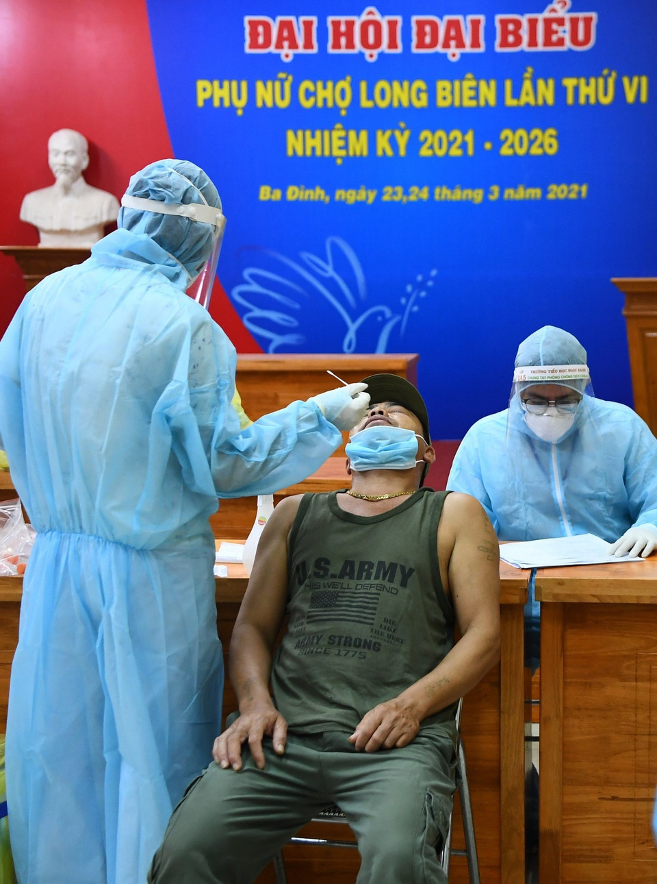 Lấy mẫu xét nghiệm cho các tiểu thương khu hải sản chợ Long Biên. (Ảnh: Thành Đạt/TTXVN)