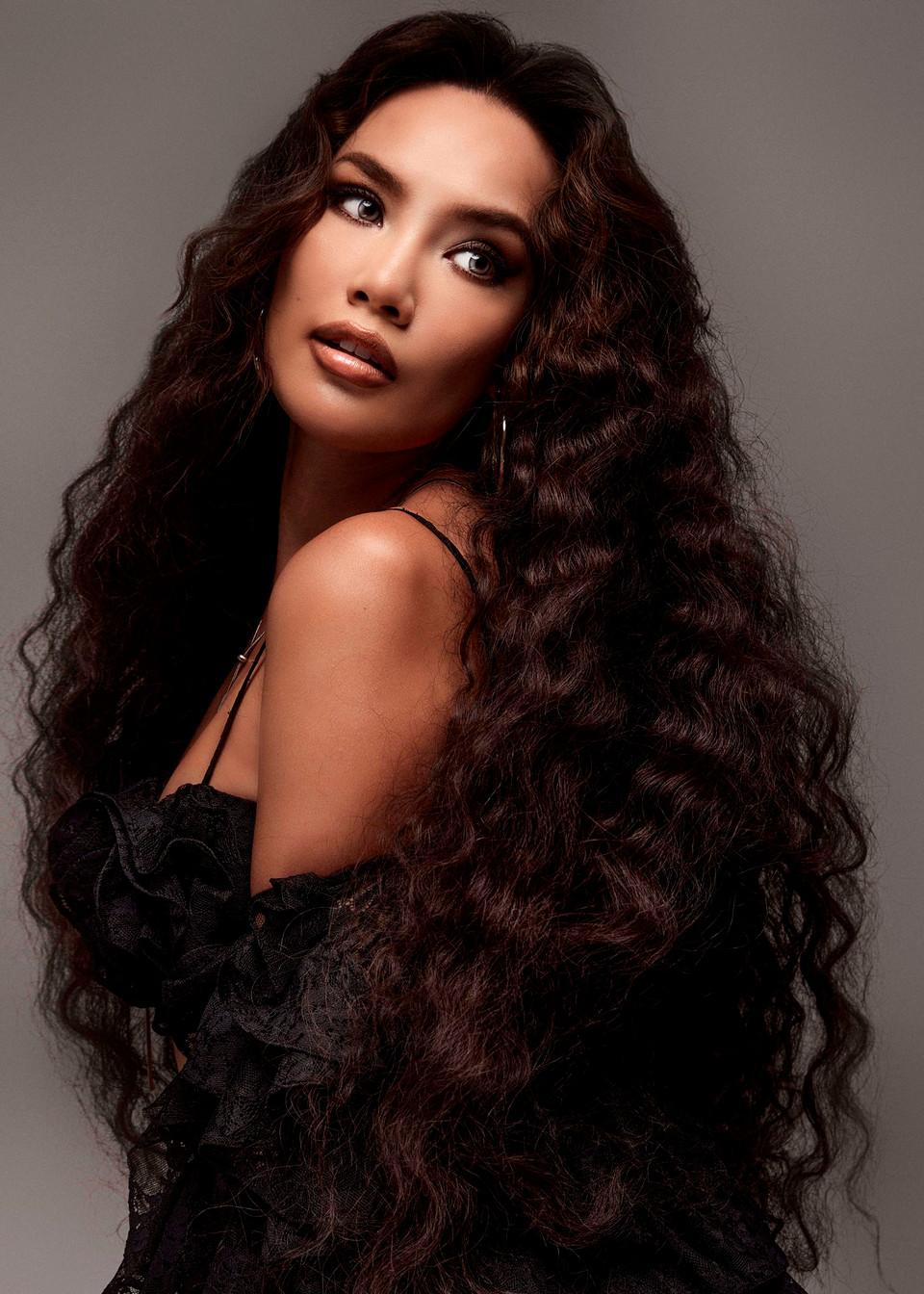 Hoàng Phương chia sẻ về quá trình lên ý tưởng và thực hiện bộ ảnh: “Phương xuất thân là một model và luôn mong muốn được theo đuổi đam mê trên sàn diễn thời trang và danh hiệu Miss Grand Vietnam 2023 đã khiến Phương vươn mình chạm tay đến nhiều cơ hội tỏa sáng ở lĩnh vực này hơn. Một chặng đường đã khép lại, giờ đây Phương đã chắc chắn hơn về bản thân, vững vàng và sẵn sàng viết tiếp chương mới của cuộc đời mình với một hình ảnh tự tin và trân quý bản thân mình hơn.” (Ảnh: CTV/Vietnam+)