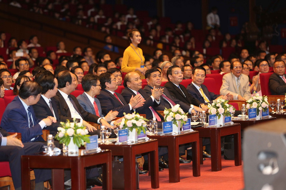 Thủ tướng Nguyễn Xuân Phúc và các đại biểu tham dự chương trình. (Ảnh: Dương Giang/TTXVN)