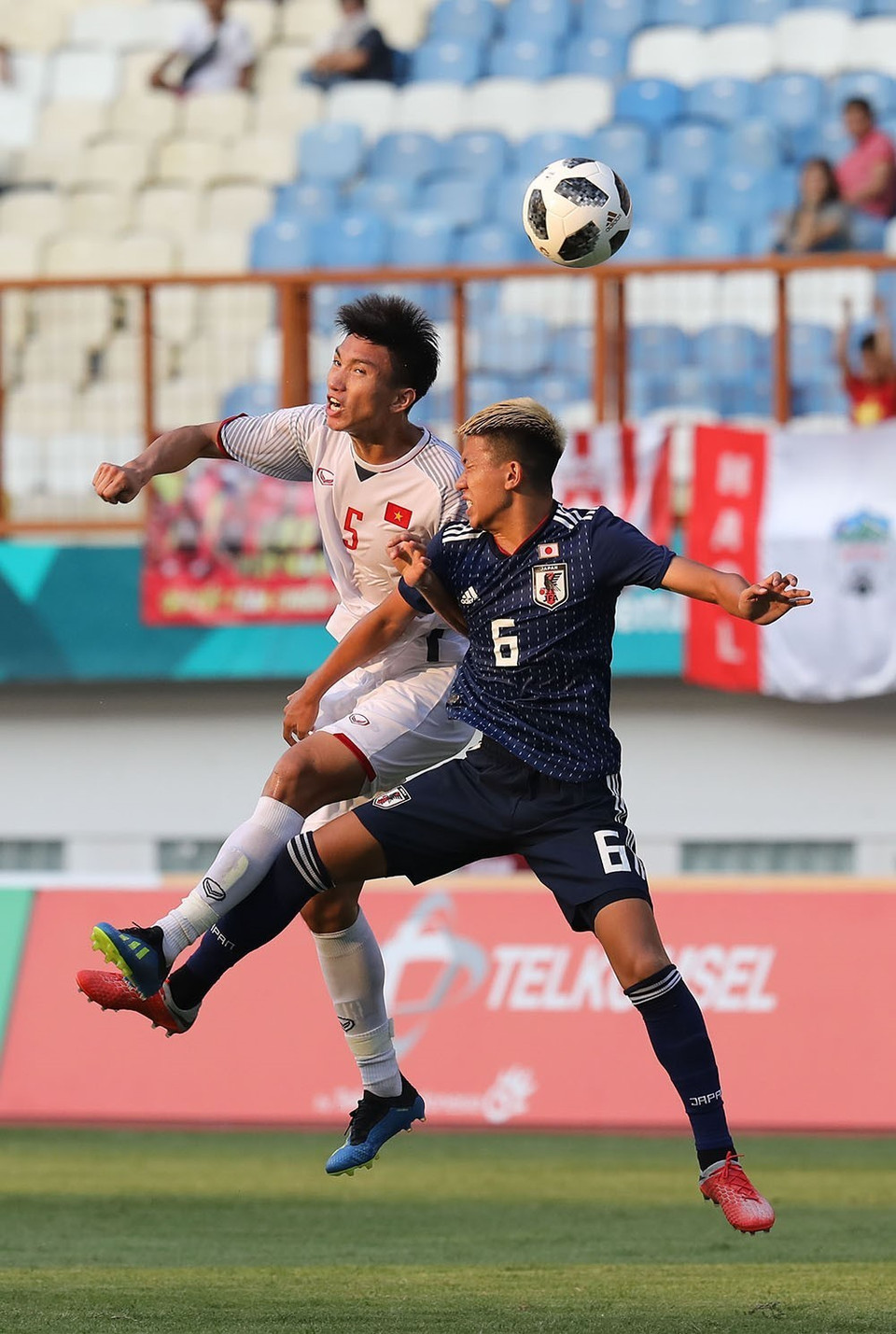 Đoàn Văn Hậu bật cao đánh đầu. (Ảnh: Hoàng Linh/TTXVN)