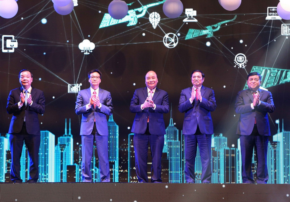 Thủ tướng Nguyễn Xuân Phúc và các đại biểu thực hiện nghi thức công bố kết nối Mạng lưới sáng tạo Việt Nam năm 2018. (Ảnh: Dương Giang/TTXVN)