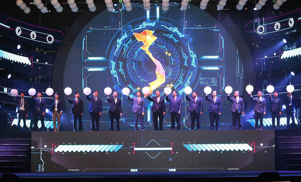 Thủ tướng Nguyễn Xuân Phúc và các đại biểu thực hiện nghi thức công bố kết nối Mạng lưới sáng tạo Việt Nam năm 2018. (Ảnh: Dương Giang/TTXVN)