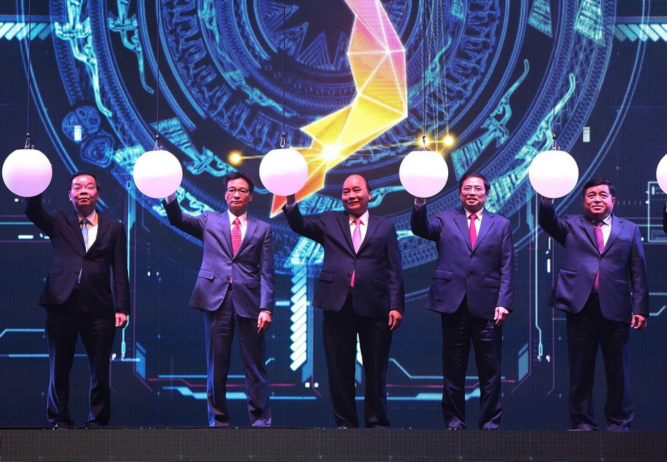 Thủ tướng Nguyễn Xuân Phúc và các đại biểu thực hiện nghi thức công bố kết nối Mạng lưới sáng tạo Việt Nam năm 2018. (Ảnh: Dương Giang/TTXVN)