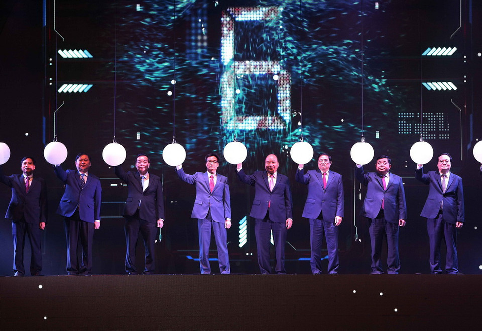 Thủ tướng Nguyễn Xuân Phúc và các đại biểu thực hiện nghi thức công bố kết nối Mạng lưới sáng tạo Việt Nam năm 2018. (Ảnh: Dương Giang/TTXVN)