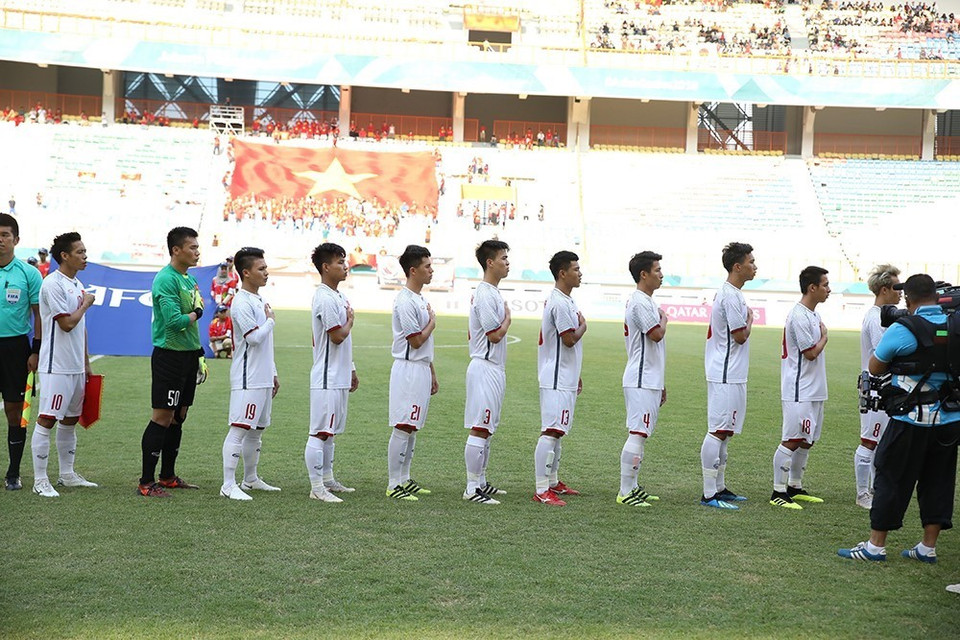 Các cầu thủ Olympic Việt Nam hát quốc ca. (Ảnh: Hoàng Linh/TTXVN)