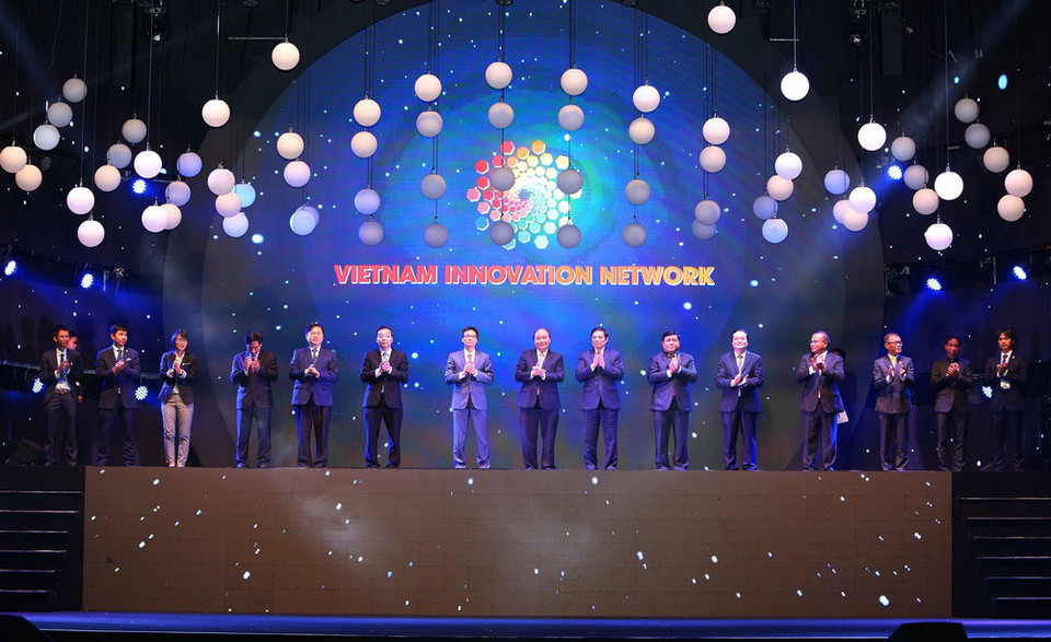 Thủ tướng Nguyễn Xuân Phúc và các đại biểu thực hiện nghi thức công bố kết nối Mạng lưới sáng tạo Việt Nam năm 2018. (Ảnh: Dương Giang/TTXVN)