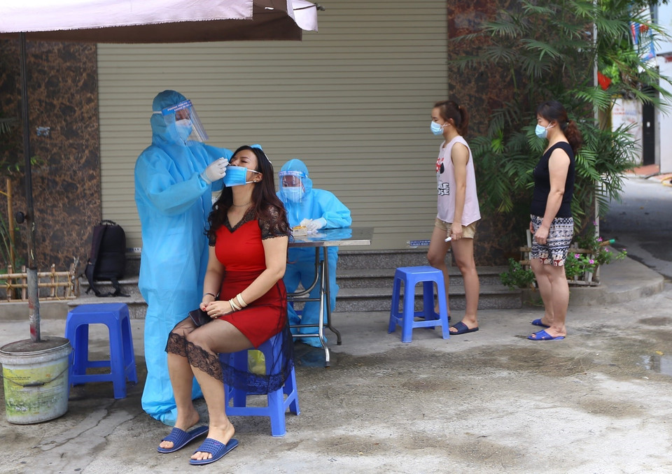 Lực lượng y tế lấy 400 mẫu xét nghiệm cho người dân tổ dân phố số 8, phường Giáp Bát trong sáng 28/8. (Ảnh: Hoàng Hiếu/TTXVN)