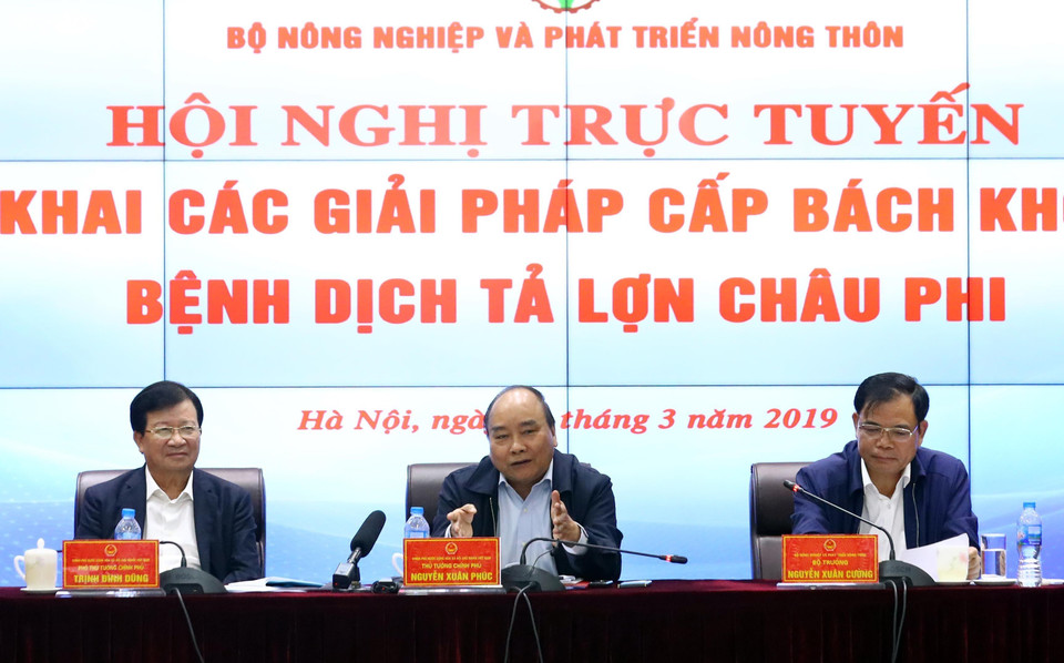 Thủ tướng Nguyễn Xuân Phúc, Phó Thủ tướng Trịnh Đình Dũng và Bộ trưởng Bộ Nông nghiệp và Phát triển nông thôn Nguyễn Xuân Cường chủ trì hội nghị. (Ảnh: Thống Nhất/TTXVN)