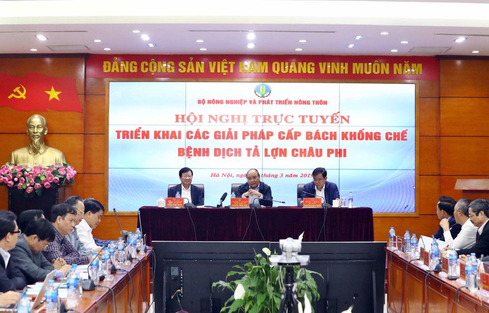 Thủ tướng Nguyễn Xuân Phúc, Phó Thủ tướng Trịnh Đình Dũng và Bộ trưởng Bộ Nông nghiệp và Phát triển nông thôn Nguyễn Xuân Cường chủ trì hội nghị. (Ảnh: Thống Nhất/TTXVN)