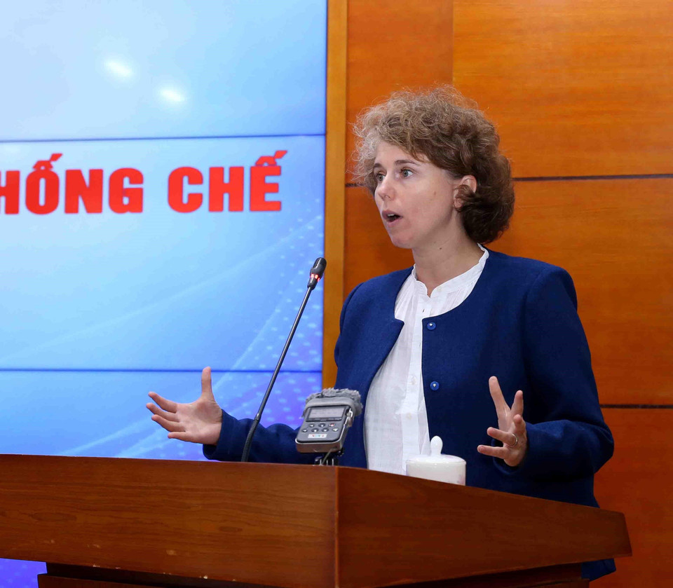 Phó Trưởng đại diện Tổ chức Thú y Thế giới (OIE) khu vực Đông Nam Á, tiến sỹ Laure Weber-Vintzel phát biểu. (Ảnh: Vũ Sinh/TTXVN)