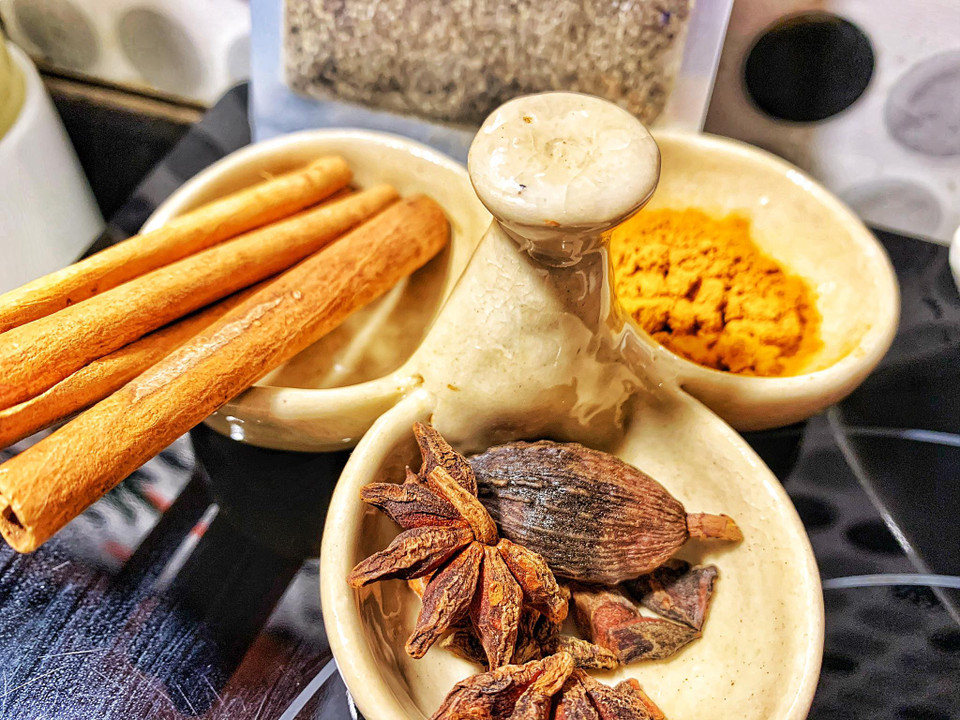 Những gia vị sẽ khiến món ăn dậy mùi thơm đặc trưng. (Ảnh: Mai Mai/Vietnam+)