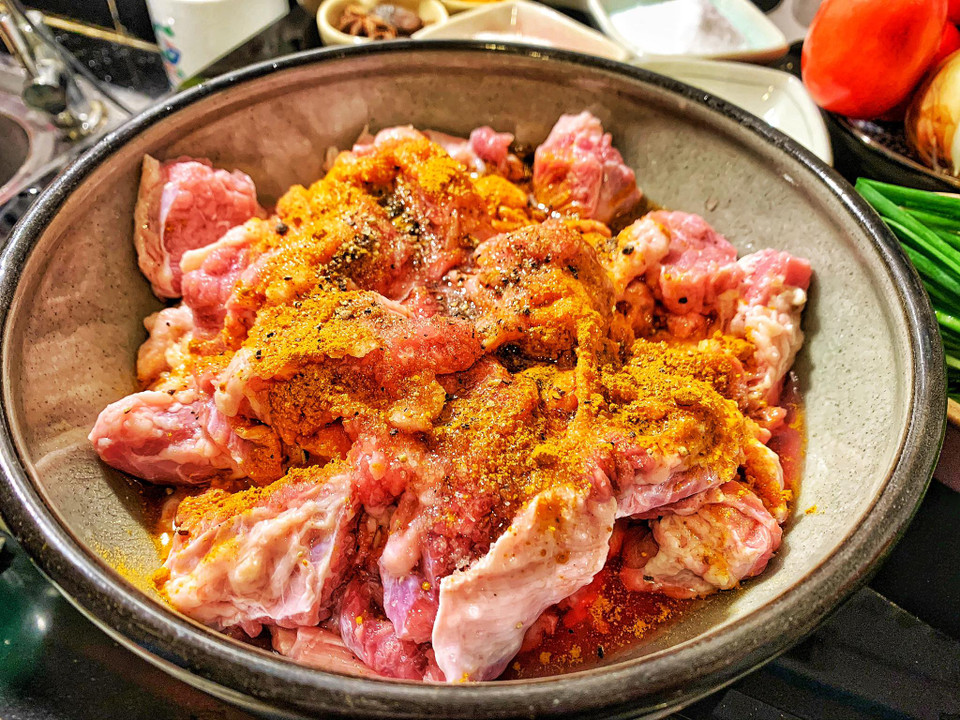 Ướp bò với 1 thìa gia vị, 1 thìa hạt nêm, 1 thìa đường, 1 thìa bột nghệ, 1/2 thìa càphê hạt tiêu, 1 muỗng rượu vang từ 30 phút-2 tiếng. (Ảnh: Mai Mai/Vietnam+)