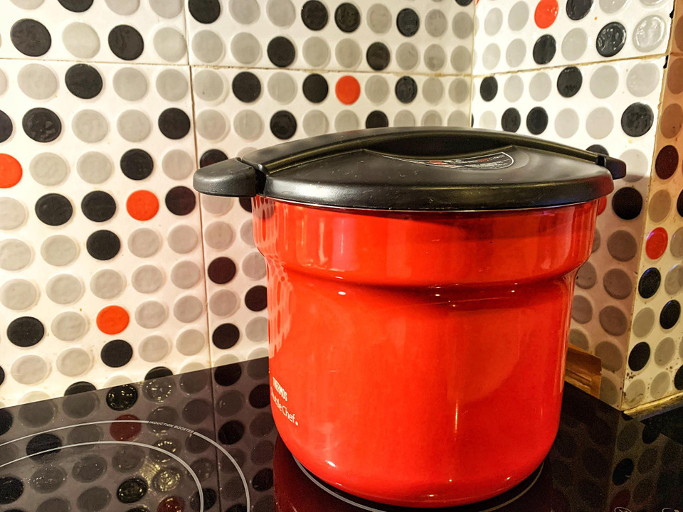 Bạn có thể cho vào nồi ủ để thịt nhanh mềm nhừ. (Ảnh: Mai Mai/Vietnam+)