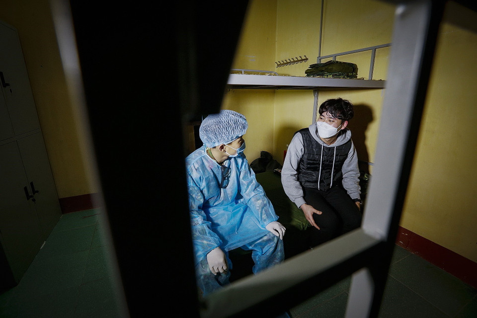 Cán bộ thuộc Bộ chỉ huy Quân sự tỉnh thăm hỏi động viên các công dân thuộc diện cách lý theo dõi COVID-19 tại Trường Quân sự tỉnh Hòa Bình. (Ảnh: Trọng Đạt/TTXVN)