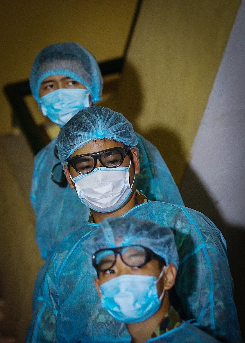  Lực lượng các y bác sỹ có mặt từ rất sớm tại Trường Quân sự tỉnh Hòa Bình, thuộc tổ 14, phường Thịnh Lang, thành phố Hòa Bình trước giờ đoàn xe đưa các công dân từ vùng dịch về cách ly, theo dõi để kịp thời kiểm tra sức khỏe cho mỗi người. (Ảnh: Trọng Đạt/TTXVN)