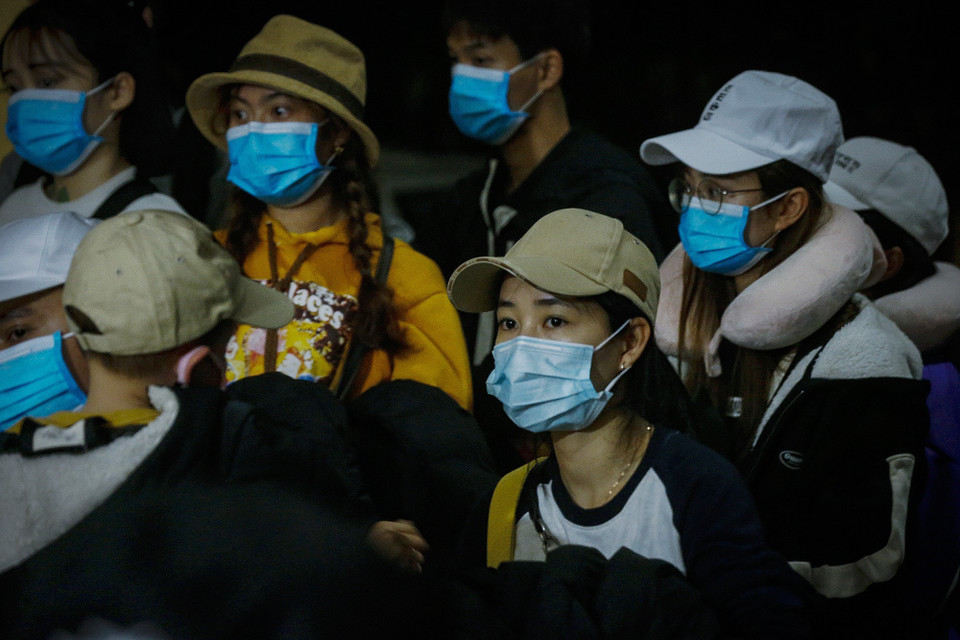  Đa phần công dân bị cách ly tại Trường Quân sự tỉnh Hòa Bình khi trở về Việt Nam từ vùng dịch Hàn Quốc là du học sinh, khách du lịch và công dân đi lao động tại Hàn Quốc. (Ảnh: Trọng Đạt/TTXVN)