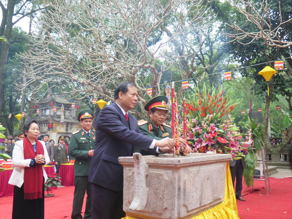 Bí thư Tỉnh ủy Hải Dương Nguyễn Mạnh Hiển và Đại tướng Đỗ Bá Tỵ, Ủy viên Trung ương Đảng, Thứ trưởng Bộ Quốc phòng, Tổng tham mưu Trưởng Quân đội nhân dân Việt Nam dâng hương. (Ảnh: Mạnh Minh/TTXVN)