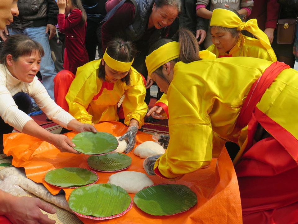 Bày biện bánh giầy sau khi hoàn thành phần thi. (Ảnh: Mạnh Minh/TTXVN) 