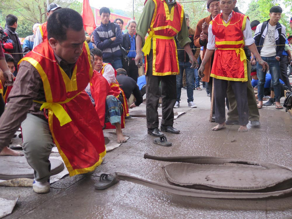 Liên hoan pháo đất tại Lễ hội mùa Xuân Côn Sơn-Kiếp Bạc 2016. Mỗi 'quả pháo' được gieo xuống đất đều nhận được tiếng hò reo cổ vũ của đám đông khán giả. (Ảnh: Mạnh Minh/TTXVN) 