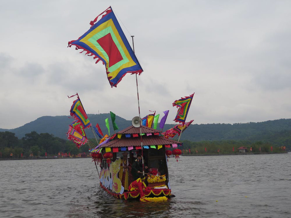  Nghi thức lấy nước tại hồ Côn Sơn trong phần lễ rước nước về chùa Côn Sơn. (Ảnh: Mạnh Minh/TTXVN) 