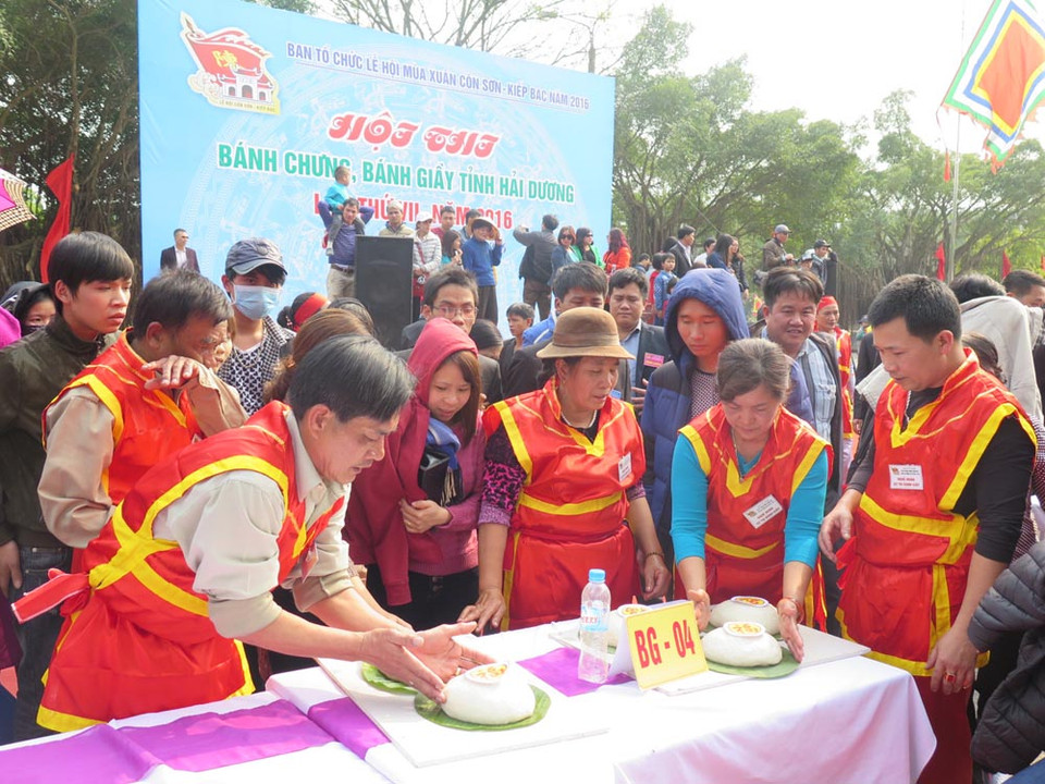 Mỗi 'quả pháo' được gieo xuống đất đều nhận được tiếng hò reo cổ vũ của đám đông khán giả. (Ảnh: Mạnh Minh/TTXVN) 