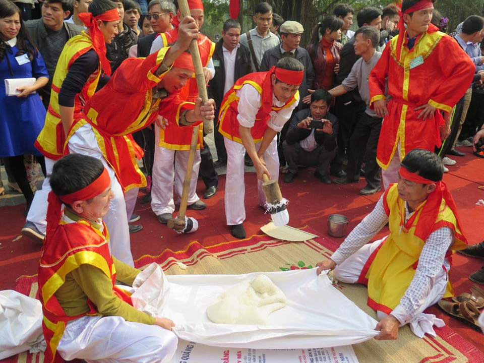 Giã xôi để làm bánh giầy. (Ảnh: Mạnh Minh/TTXVN) 