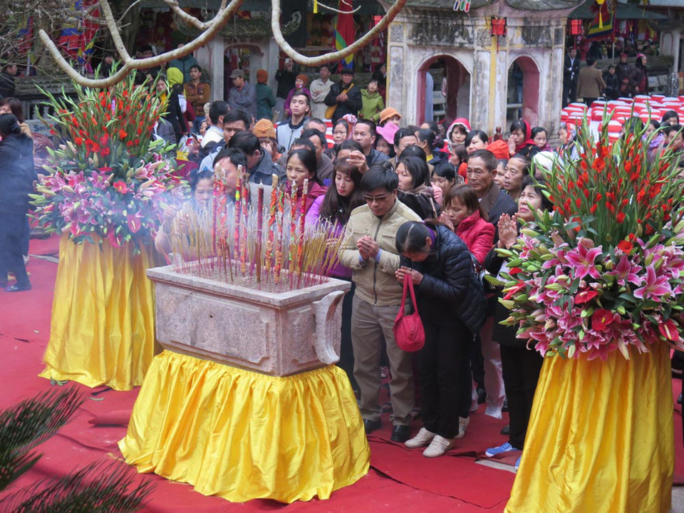  Du khách thập phương dân hương. (Ảnh: Mạnh Minh/TTXVN) 