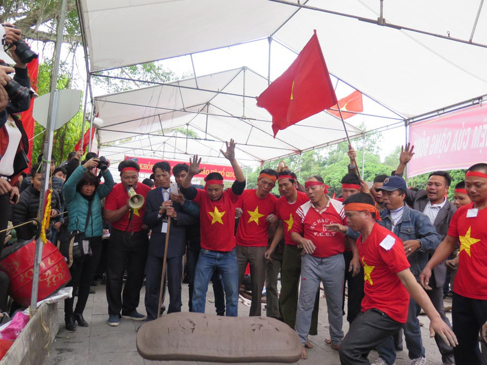 Quả pháo được gieo xuống đất đều nhận được tiếng hò reo cổ vũ của đám đông khán giả. (Ảnh: Mạnh Minh/TTXVN)